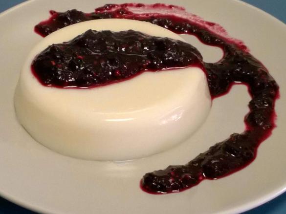 Panacotta de baunilha e limão com molho de frutos vermelhos