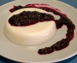 Panacotta de baunilha e limão com molho de frutos vermelhos