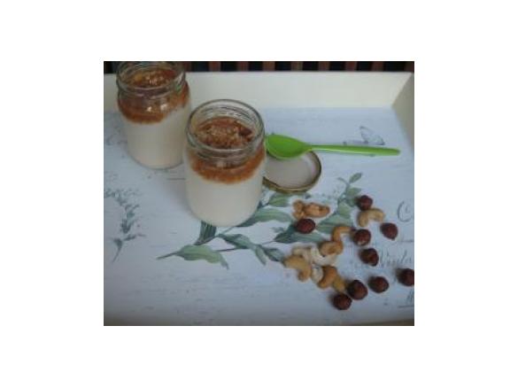 Iogurtes de cajeta com caju e avelãs