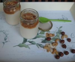 Iogurtes de cajeta com caju e avelãs