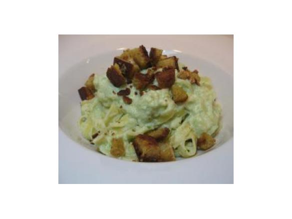 Tagliatelle com creme de couve flor e ervilhas com croutons de broa