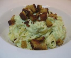 Tagliatelle com creme de couve flor e ervilhas com croutons de broa