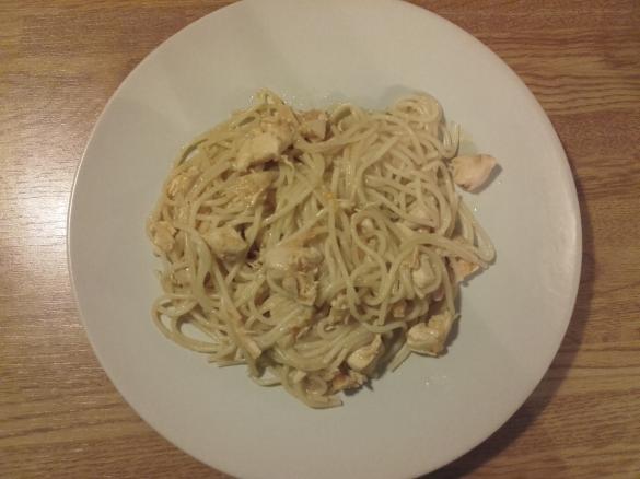 Frango guisado com esparguete