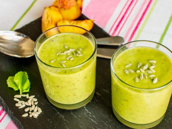 Sopa fria de pepino e pêssego