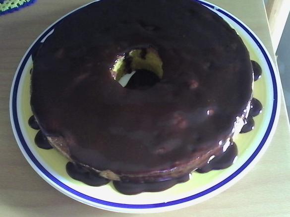 Bolo de coco e cenoura com cobertura de chocolate