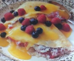 Crepes de Morango e Ricotta com Molho de Licor de Laranja