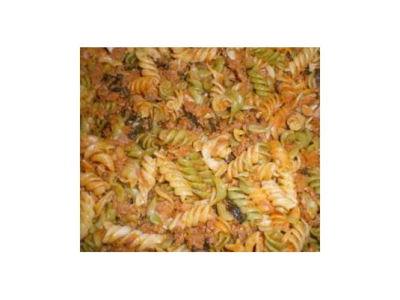 Espirais com molhos de tomate com atum