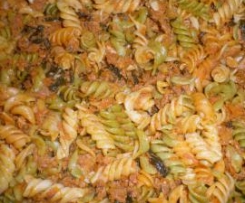 Espirais com molhos de tomate com atum