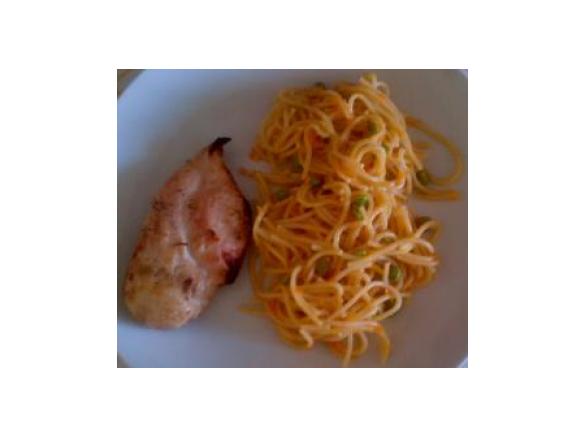 Frango no forno com esparguete de cenoura e ervilhas