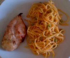 Frango no forno com esparguete de cenoura e ervilhas