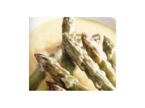 Espargos com molho Holandês