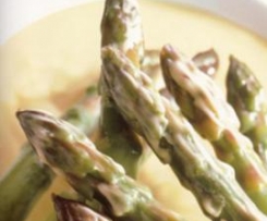 Espargos com molho Holandês