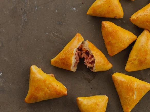 Triângulos recheados com queijo e fiambre