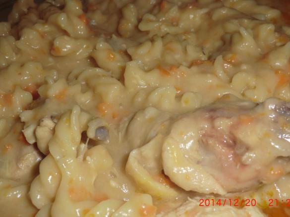 Frango com massa espirais