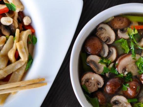 Sopa de miso com udon de arroz