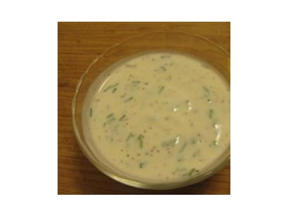 Molho de iogurte com alho e coentros