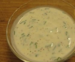 Molho de iogurte com alho e coentros