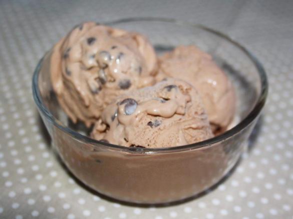 Gelado de Creme de Chocolate e Avelãs com Pepitas de Chocolate