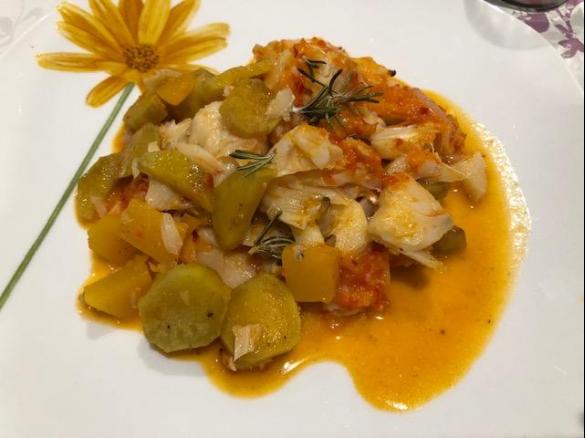 Bacalhau no forno com batata doce e abóbora assadas e molho de pimento