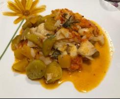 Bacalhau no forno com batata doce e abóbora assadas e molho de pimento