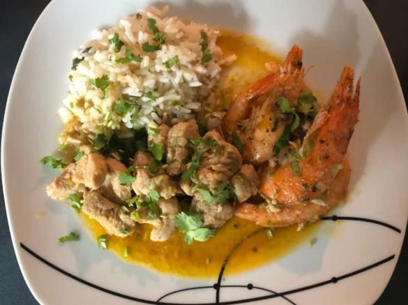 Carne à portuguesa com gambas e arroz de coentros