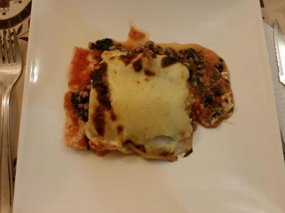 Lasanha de salsicha fresca e espinafrres