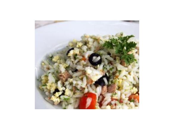 Salada de arroz com ovos e atum