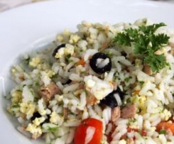 Salada de arroz com ovos e atum