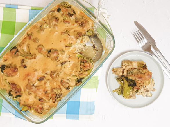 Caçarola de frango com cogumelos e bróculos, com molho de caju e côco