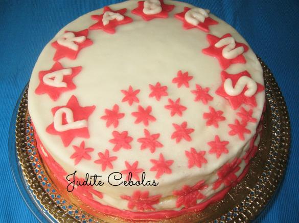 Bolo de aniversário com cobertura de pasta de açúcar