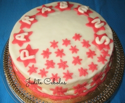 Bolo de aniversário com cobertura de pasta de açúcar