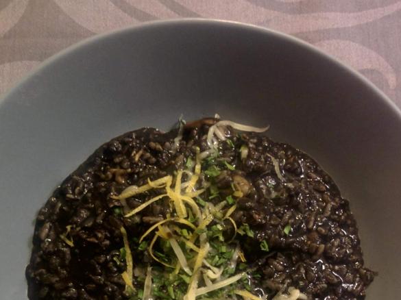 Risotto negro de chocos e mexilhões