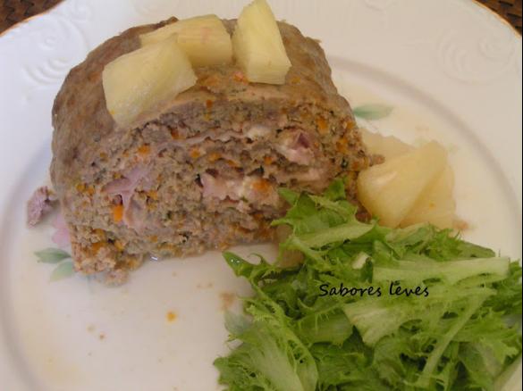 Rolo de carne com ananas