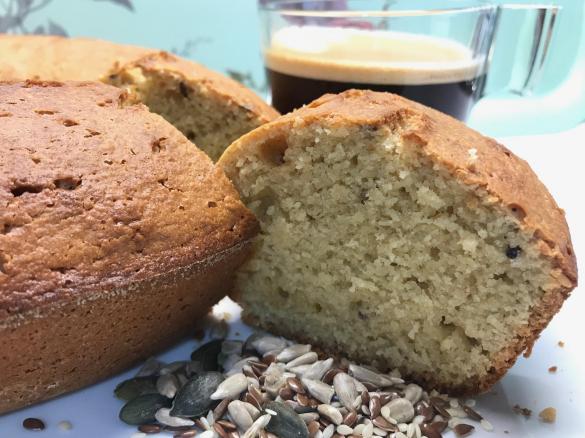 Bolo de iogurte, aveia integral e sementes