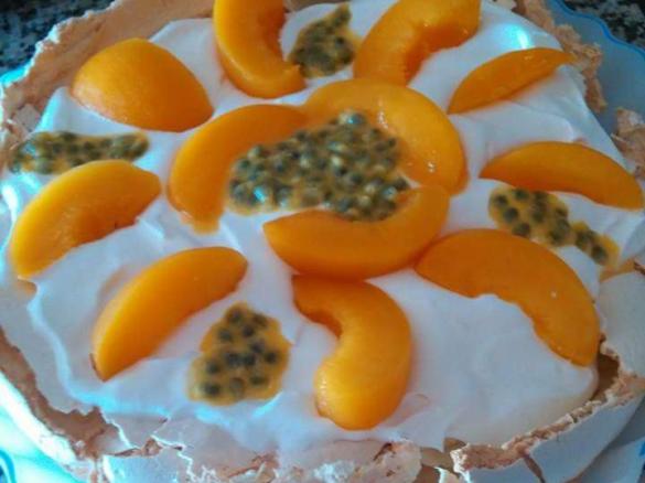 Pavlova de pêssego e macaruja