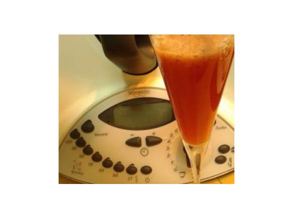 Sumo de laranja, maçã e frutos vermelhos