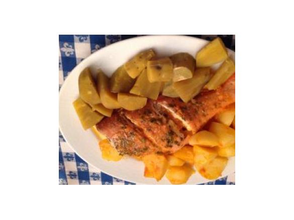 Redfish a vapor com batatas e molho de tomate