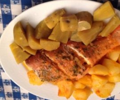 Redfish a vapor com batatas e molho de tomate