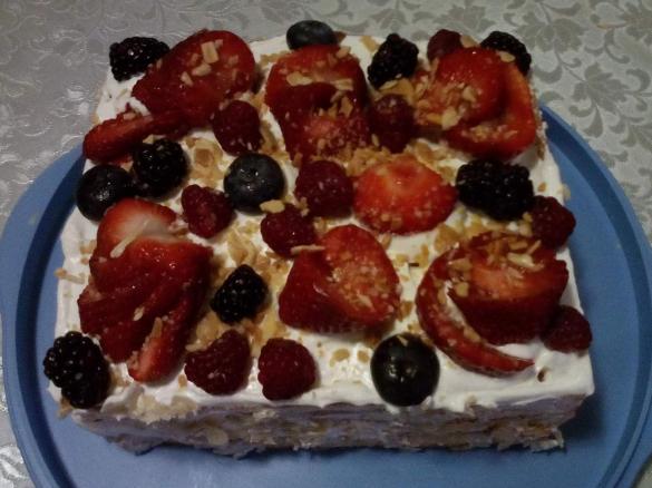 Bolo de frutos vermelhos com massa folhada