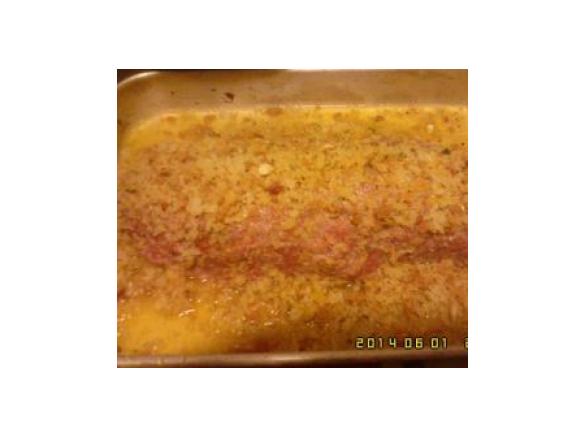 Rolo de carne com misturas de ervas e linguiça