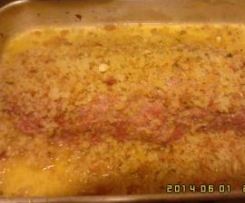 Rolo de carne com misturas de ervas e linguiça