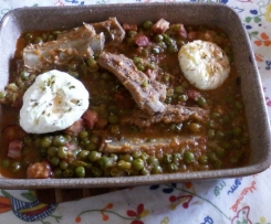 Entrecosto com bacon, ervilhas e ovos escalfados