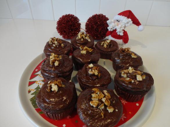 Cupcakes de chocolate com nozes e cobertura chocolate com laranja