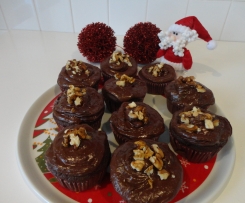 Cupcakes de chocolate com nozes e cobertura chocolate com laranja