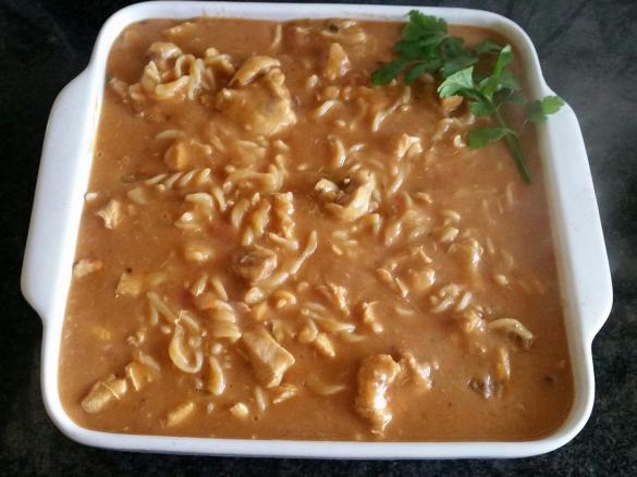 Massa com frango e molho barbecue