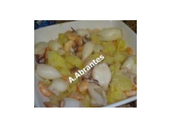 Lulas com batatas, camarão e molho de manteiga e alho