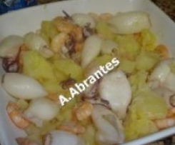 Lulas com batatas, camarão e molho de manteiga e alho