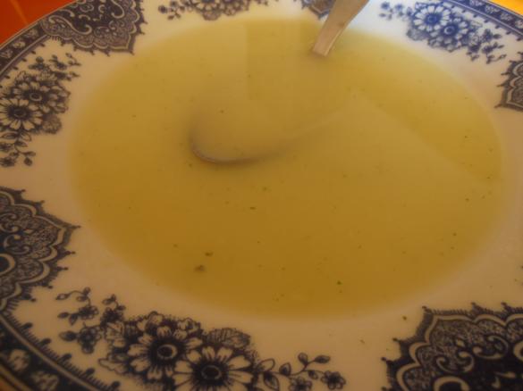 Sopa de courgette com hortelã