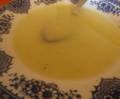 Sopa de courgette com hortelã