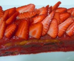 Bolo inglês com recheio de iogurte e puré de morangos 